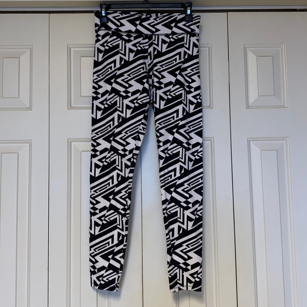 Flirtitude black & white Leggings M ITEMS $8 or less BOGOBundle I will discount.